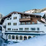 Dorfplatzl Garni & 4* Tux