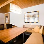 Dorfplatzl Garni & Apartmanhotel Tux