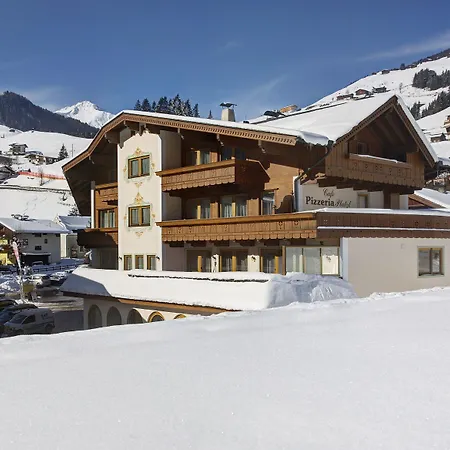 Aparthotel Dorfplatzl Garni Apartments & B&B 4* Tux