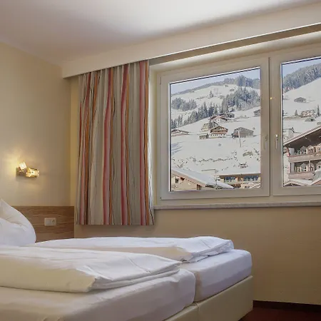 Aparthotel Dorfplatzl Garni Apartments & B&B 4* Tux