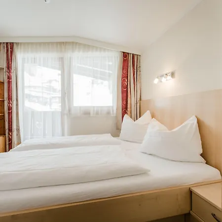 Aparthotel Dorfplatzl Garni Apartments & B&B 4* Tux