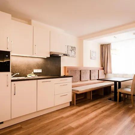 Aparthotel Dorfplatzl Garni Apartments & B&B 4* Tux