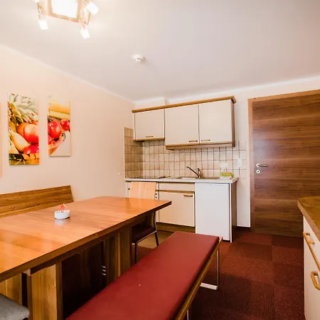 Aparthotel Dorfplatzl Garni Apartments & B&B 4* Tux