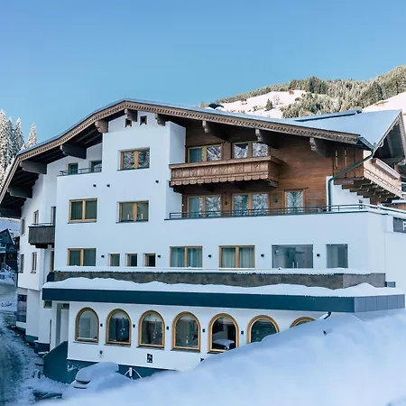 Aparthotel Dorfplatzl Garni Apartments & B&B 4* Tux