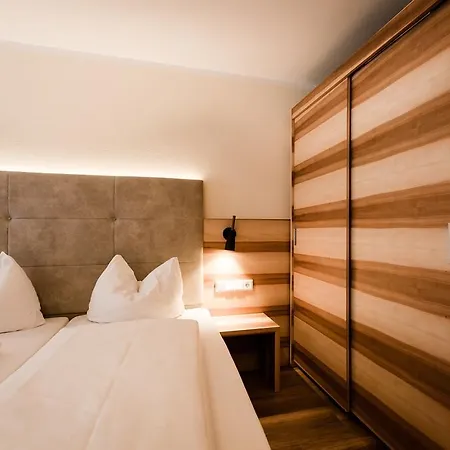 Dorfplatzl Garni & Apartmanhotel Tux
