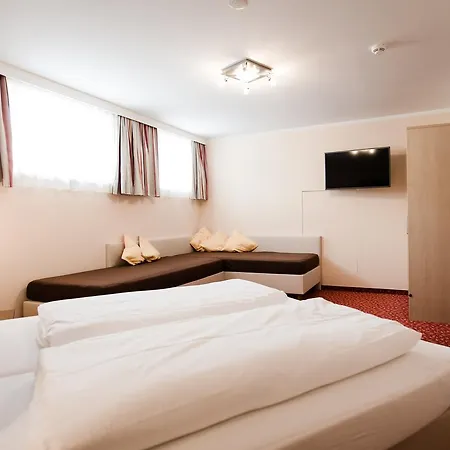 Dorfplatzl Garni & 4* Tux
