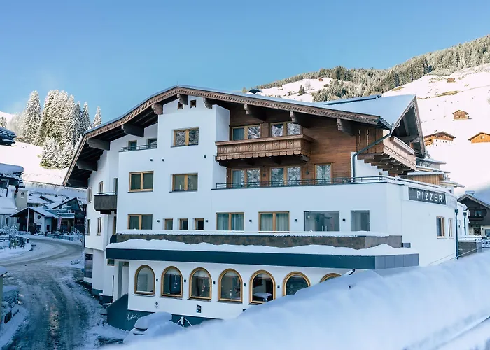 Aparthotel Dorfplatzl Garni Apartments & B&B 4* Tux