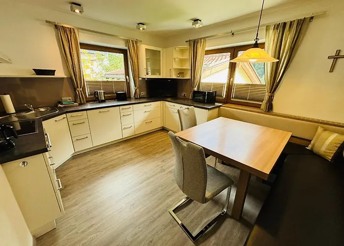 Dorfplatzl Garni & アパートホテル トゥクス