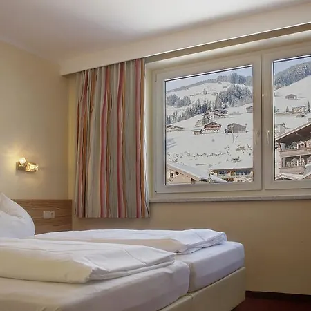 Apart-hotel Dorfplatzl Garni Tux