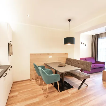 Apart-hotel Dorfplatzl Garni 4*