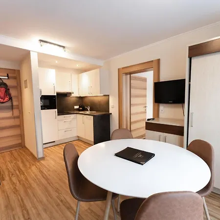 Apart-hotel Dorfplatzl Garni Tux