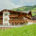 Dorfplatzl Garni & 4* Tux