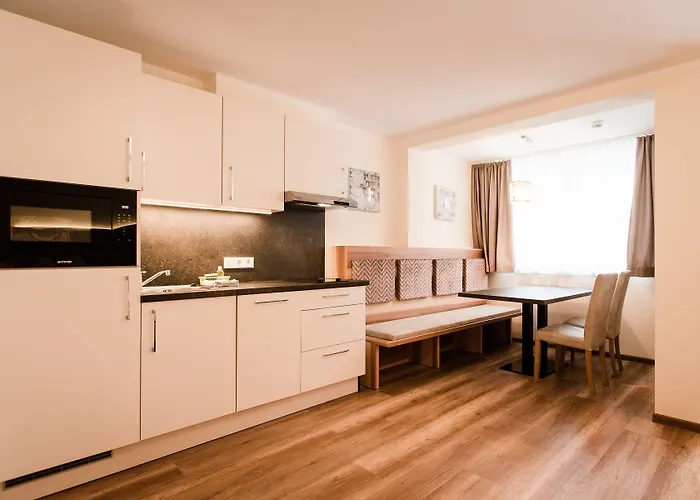 Dorfplatzl Garni & 4* Tux